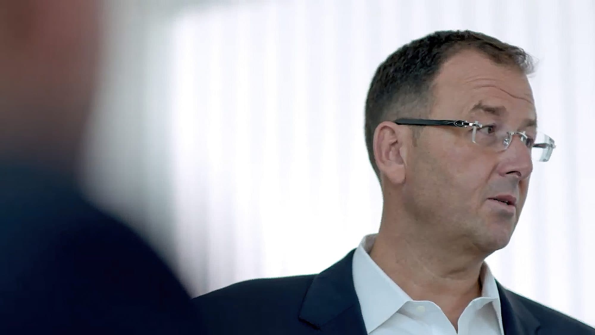 Marco Quinter im fokussierten Strategiegespräch — erklärend, direkt, auf Augenhöhe